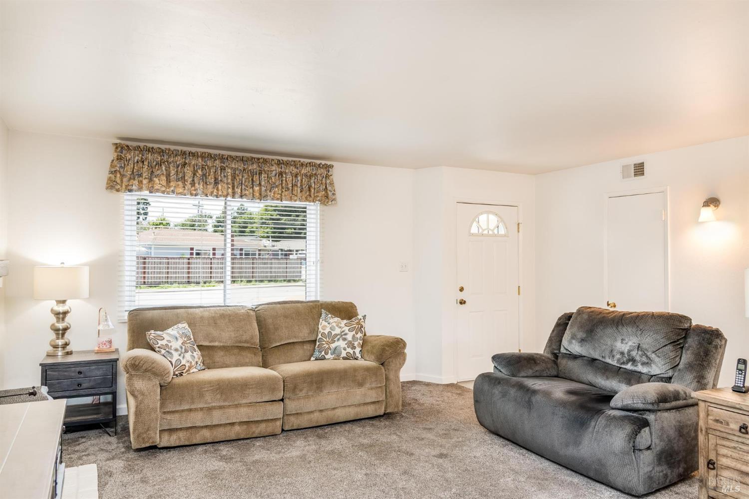 Detail Gallery Image 3 of 23 For 7 Pidgeon Ct, Petaluma,  CA 94952 - 3 Beds | 2 Baths