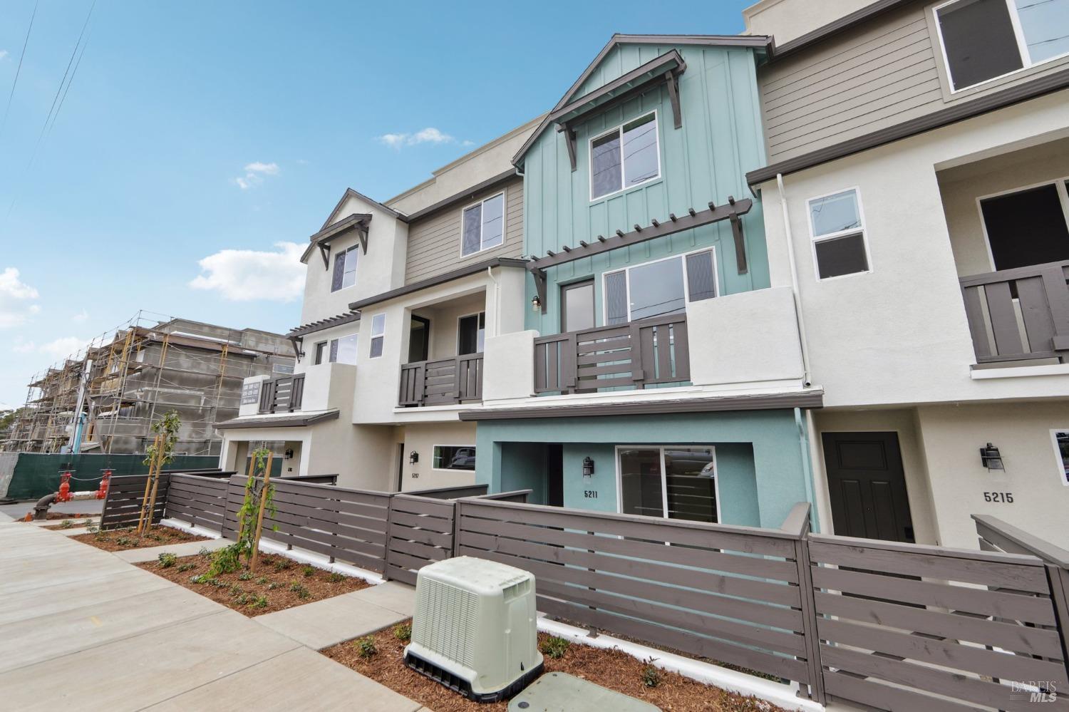 Detail Gallery Image 2 of 31 For 5187 Dalai Lama Ave, Richmond,  CA 94804 - 4 Beds | 4 Baths
