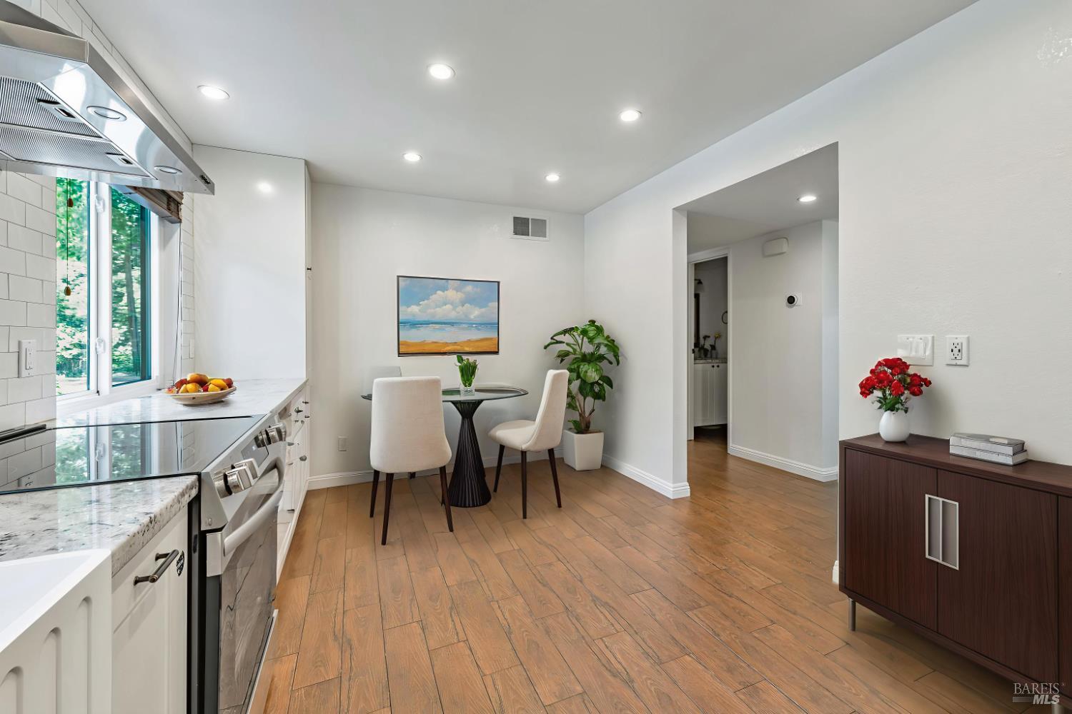Detail Gallery Image 10 of 43 For 74 Grande Paseo Unkn, San Rafael,  CA 94903 - 4 Beds | 2/1 Baths