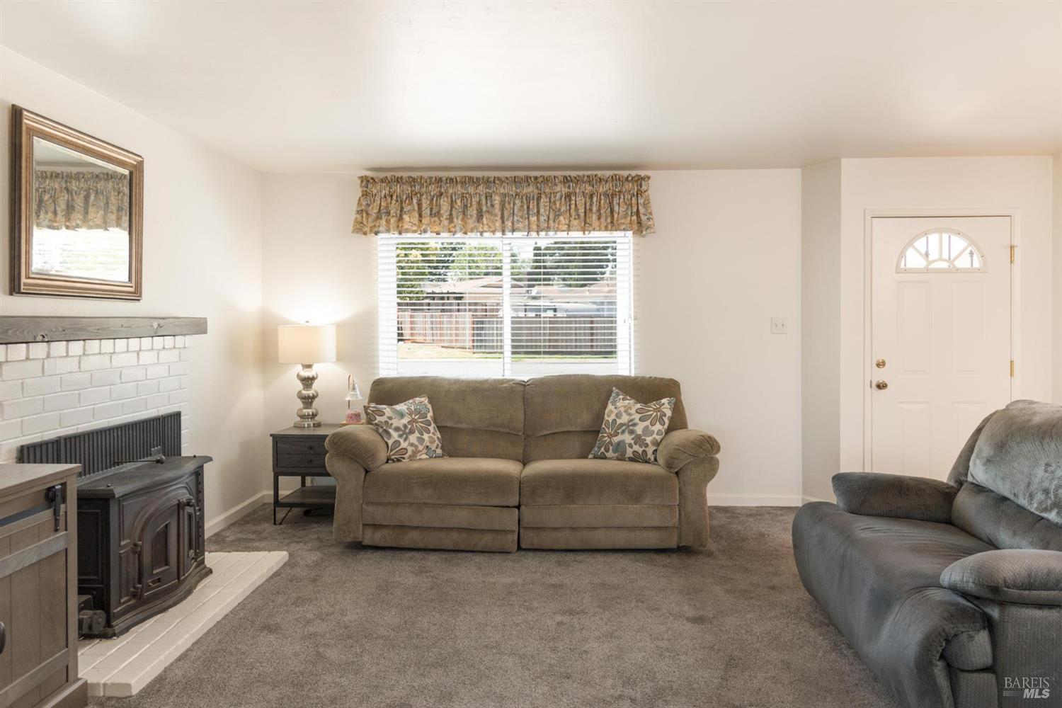 Detail Gallery Image 4 of 23 For 7 Pidgeon Ct, Petaluma,  CA 94952 - 3 Beds | 2 Baths