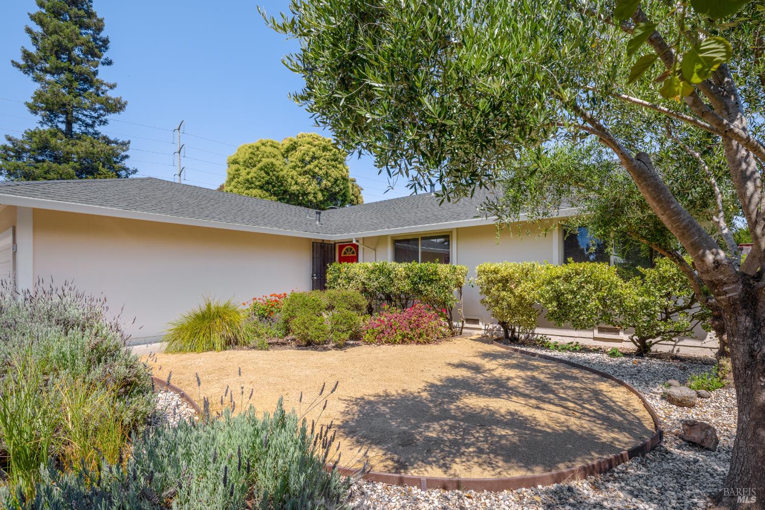 Detail Gallery Image 2 of 19 For 1523 Wimbledon Ct, Santa Rosa,  CA 95401 - 4 Beds | 2 Baths