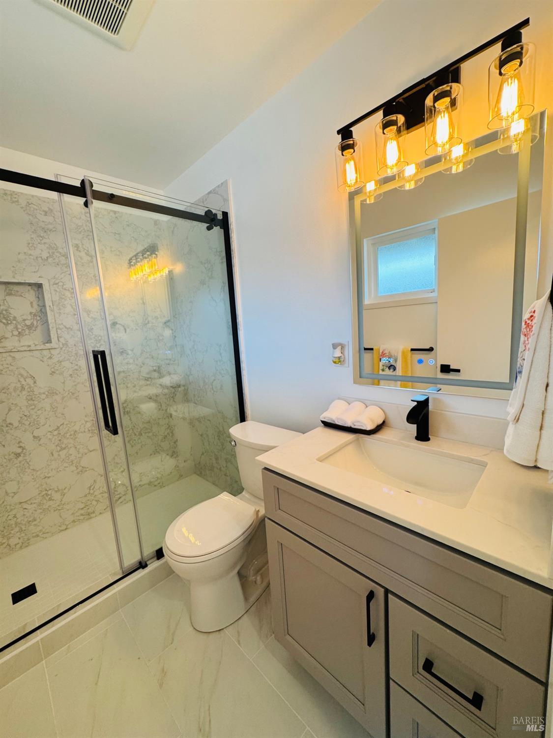 Detail Gallery Image 10 of 17 For 14 Fairfax St, San Rafael,  CA 94901 - 2 Beds | 1/1 Baths
