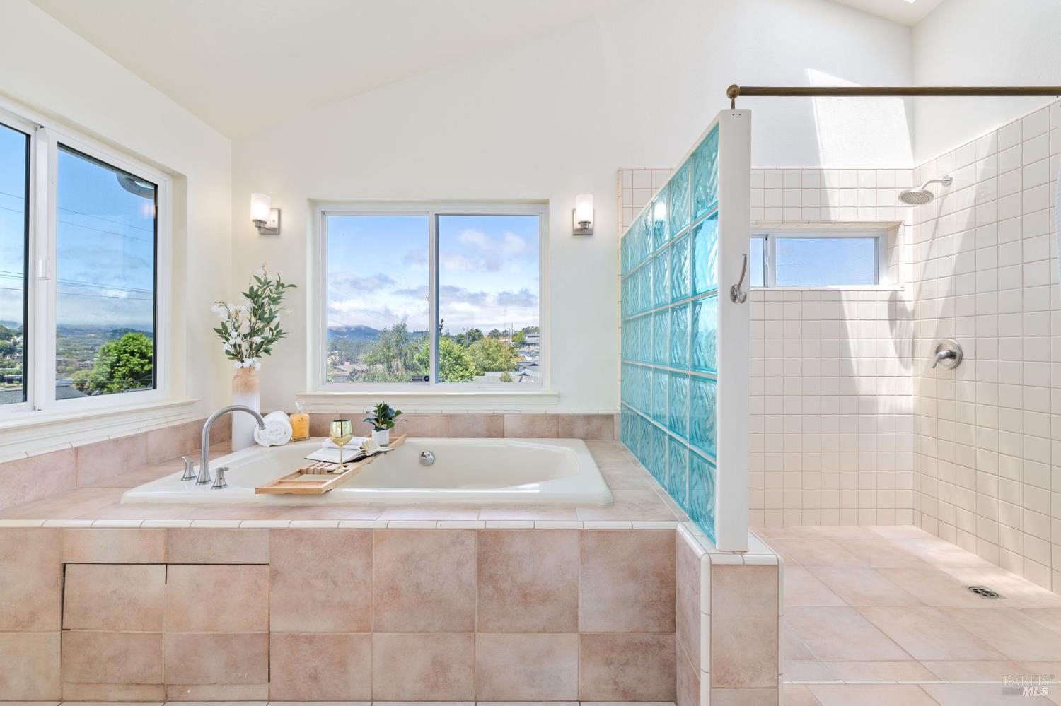 Detail Gallery Image 34 of 75 For 34 Crestwood Dr, San Rafael,  CA 94901 - 4 Beds | 3 Baths
