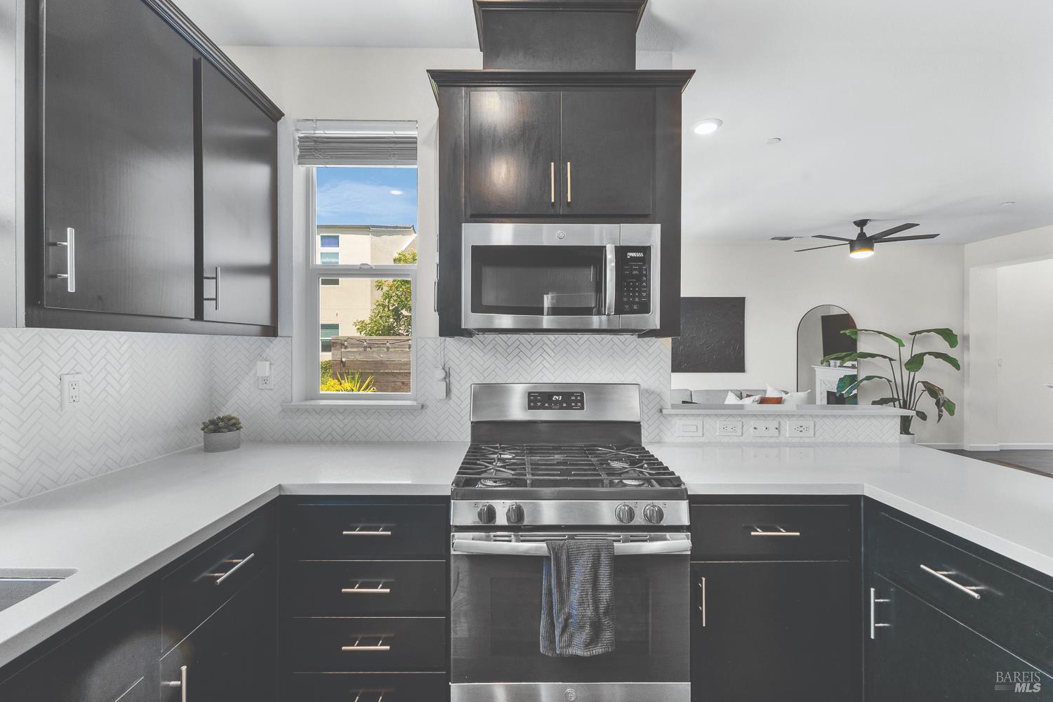 Detail Gallery Image 10 of 23 For 521 Deep Rose Pl, Santa Rosa,  CA 95407 - 4 Beds | 2/1 Baths