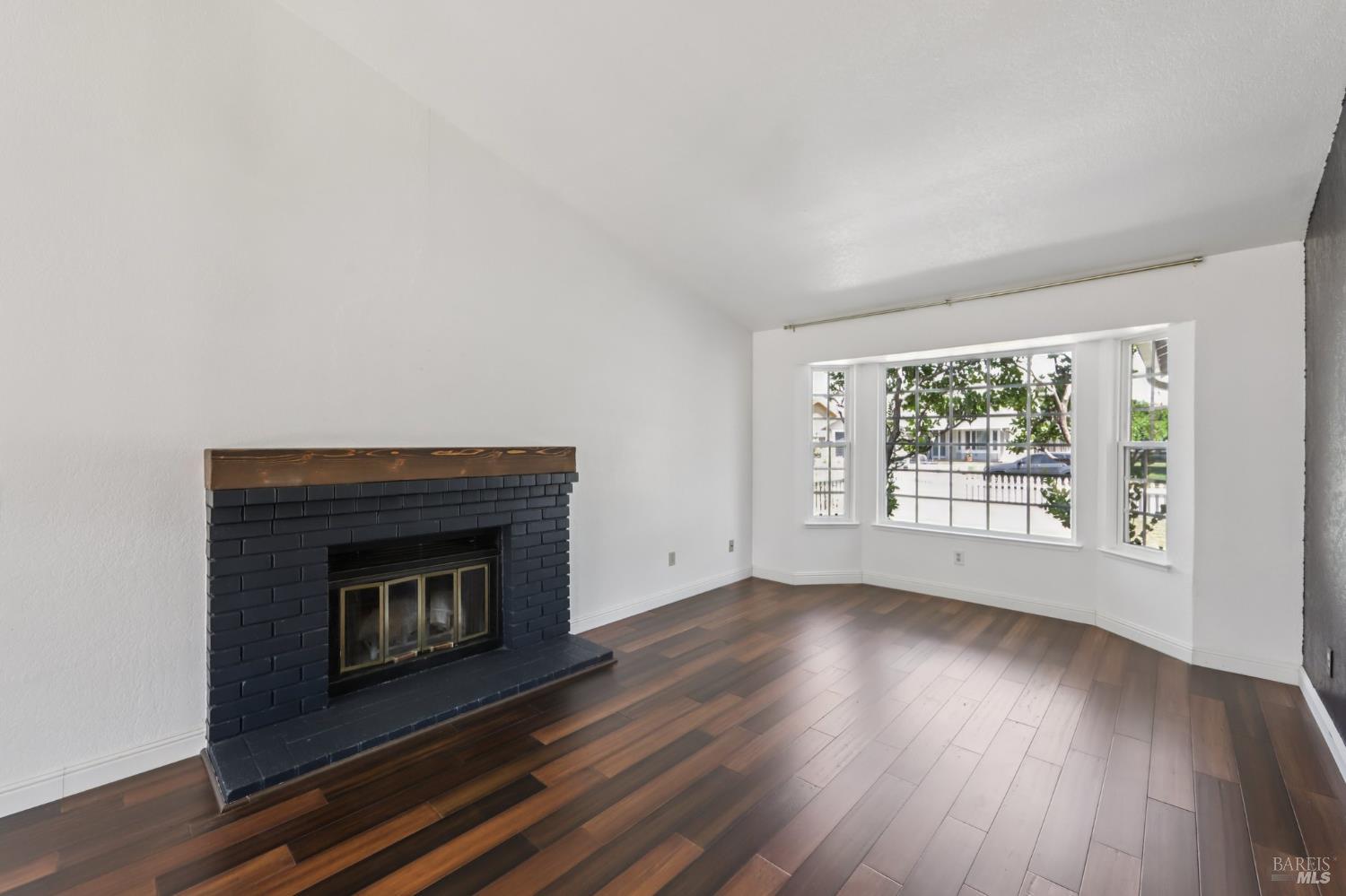 Detail Gallery Image 4 of 32 For 309 Nancy Ln, Vacaville,  CA 95687 - 3 Beds | 2 Baths