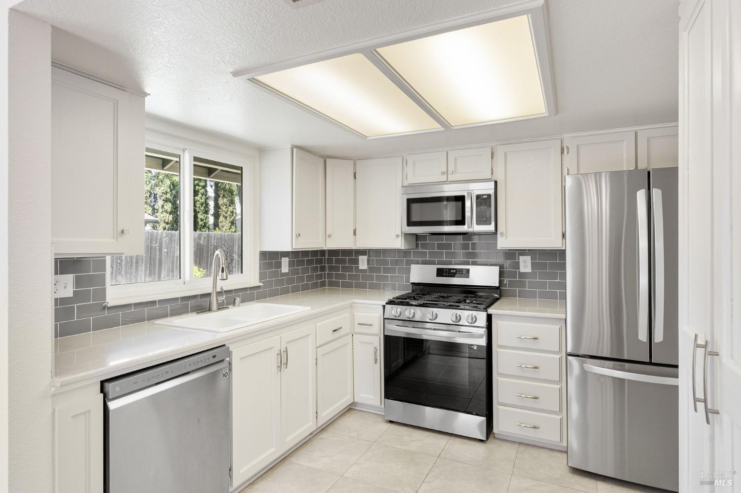 Detail Gallery Image 11 of 28 For 406 April Ct, Vacaville,  CA 95687 - 3 Beds | 2 Baths