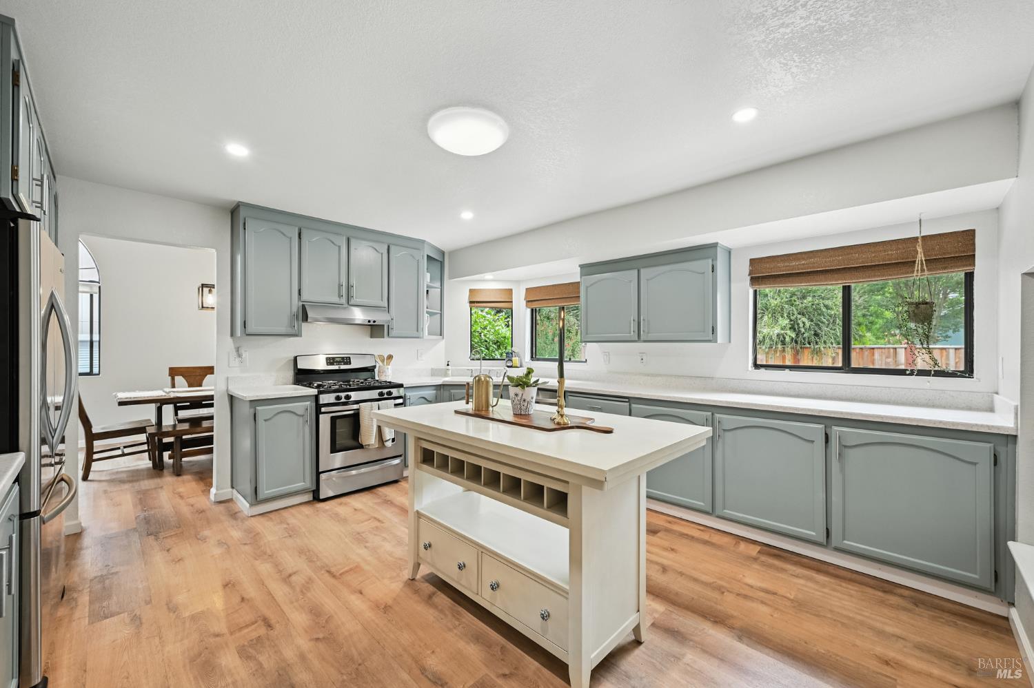Detail Gallery Image 16 of 54 For 519 Mallory Ave, Windsor,  CA 95492 - 4 Beds | 2/1 Baths