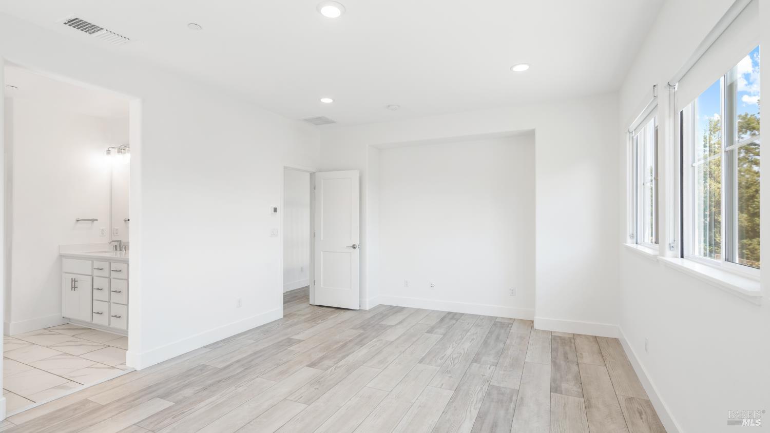 Detail Gallery Image 31 of 81 For 1421 Oak Cir, Rohnert Park,  CA 94928 - 4 Beds | 3/1 Baths