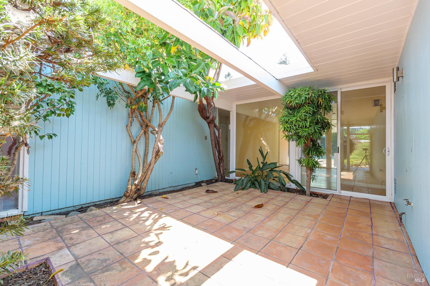 Detail Gallery Image 2 of 32 For 2077 Huckleberry Rd, San Rafael,  CA 94903 - 5 Beds | 2 Baths