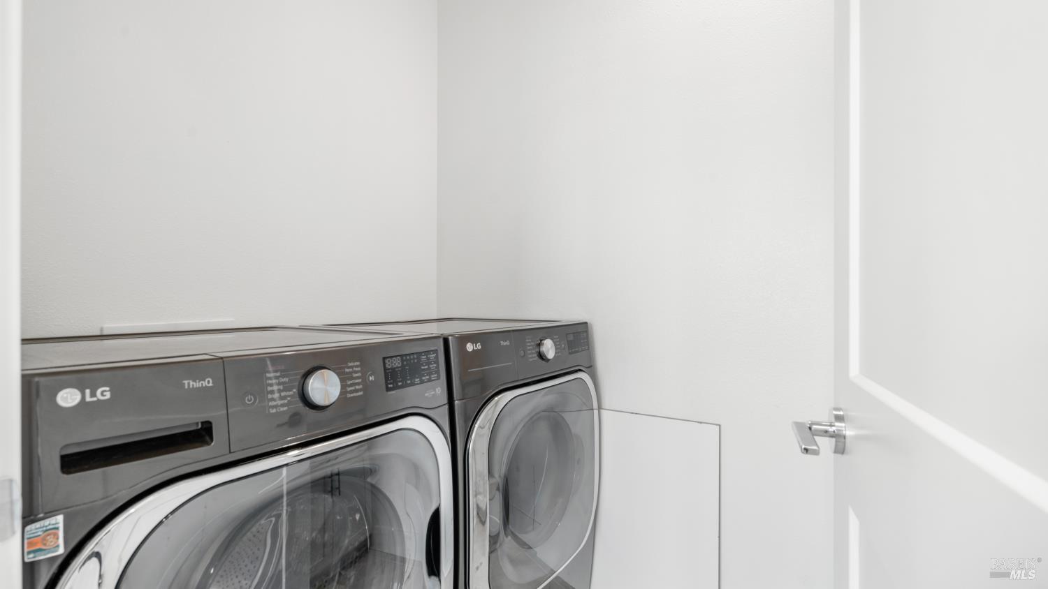 Detail Gallery Image 43 of 81 For 1421 Oak Cir, Rohnert Park,  CA 94928 - 4 Beds | 3/1 Baths