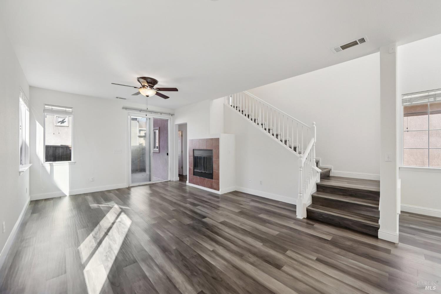 Detail Gallery Image 4 of 33 For 1888 Leaning Oak Dr, Fairfield,  CA 94534 - 3 Beds | 2/1 Baths