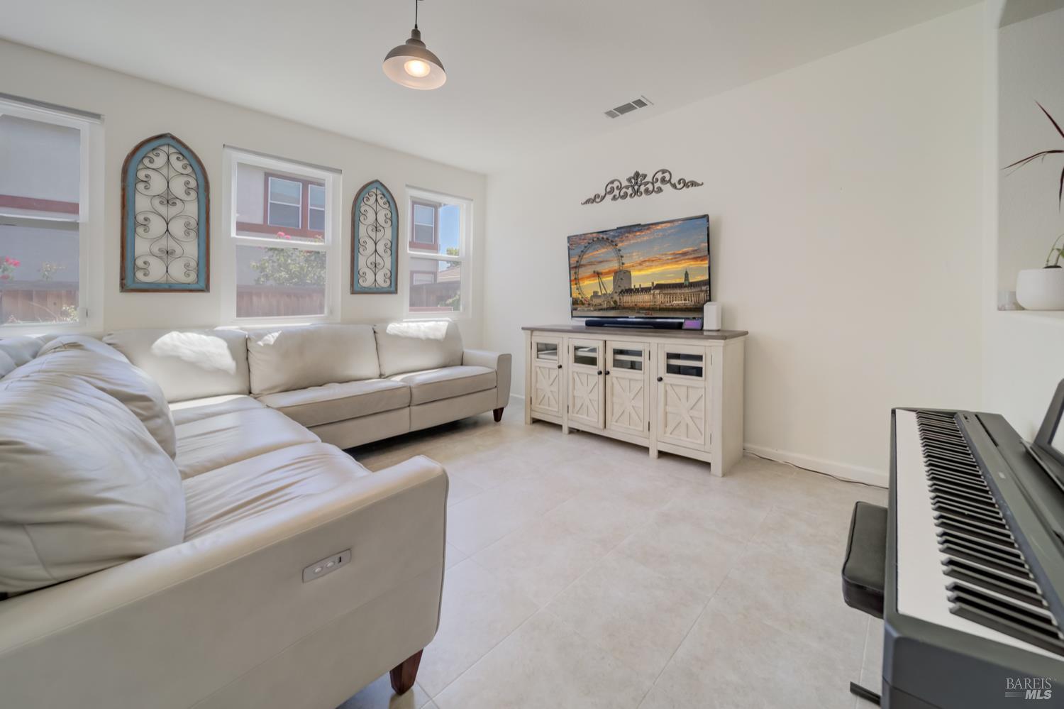 Detail Gallery Image 9 of 52 For 578 Tawny Lake Pl, Fairfield,  CA 94534 - 4 Beds | 2/1 Baths