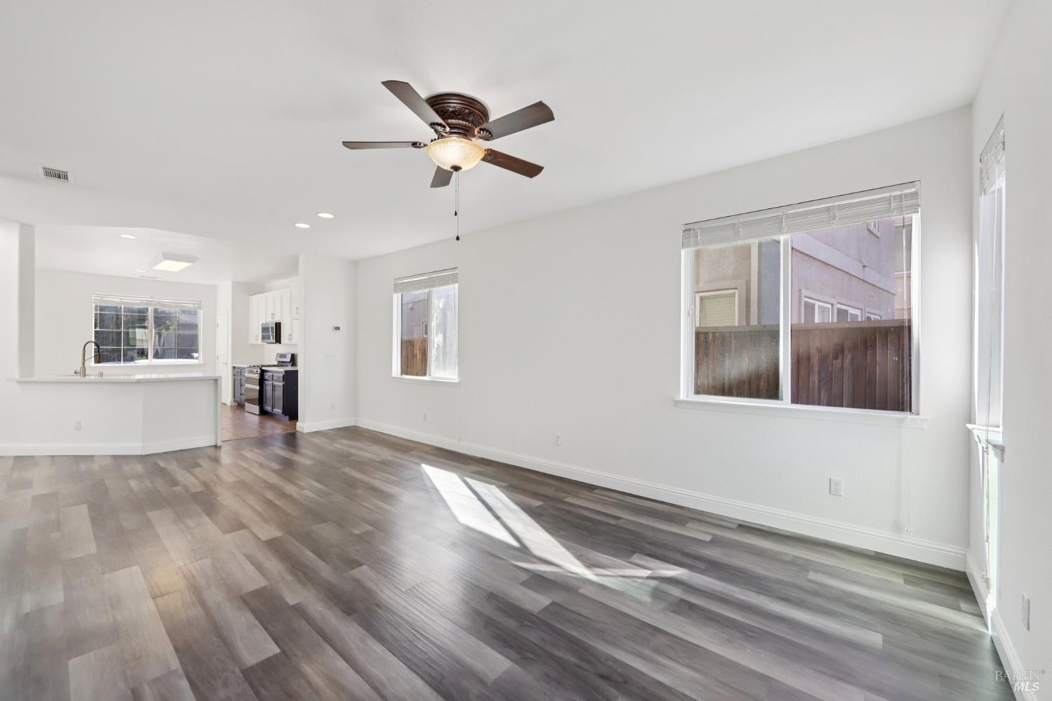 Detail Gallery Image 5 of 33 For 1888 Leaning Oak Dr, Fairfield,  CA 94534 - 3 Beds | 2/1 Baths