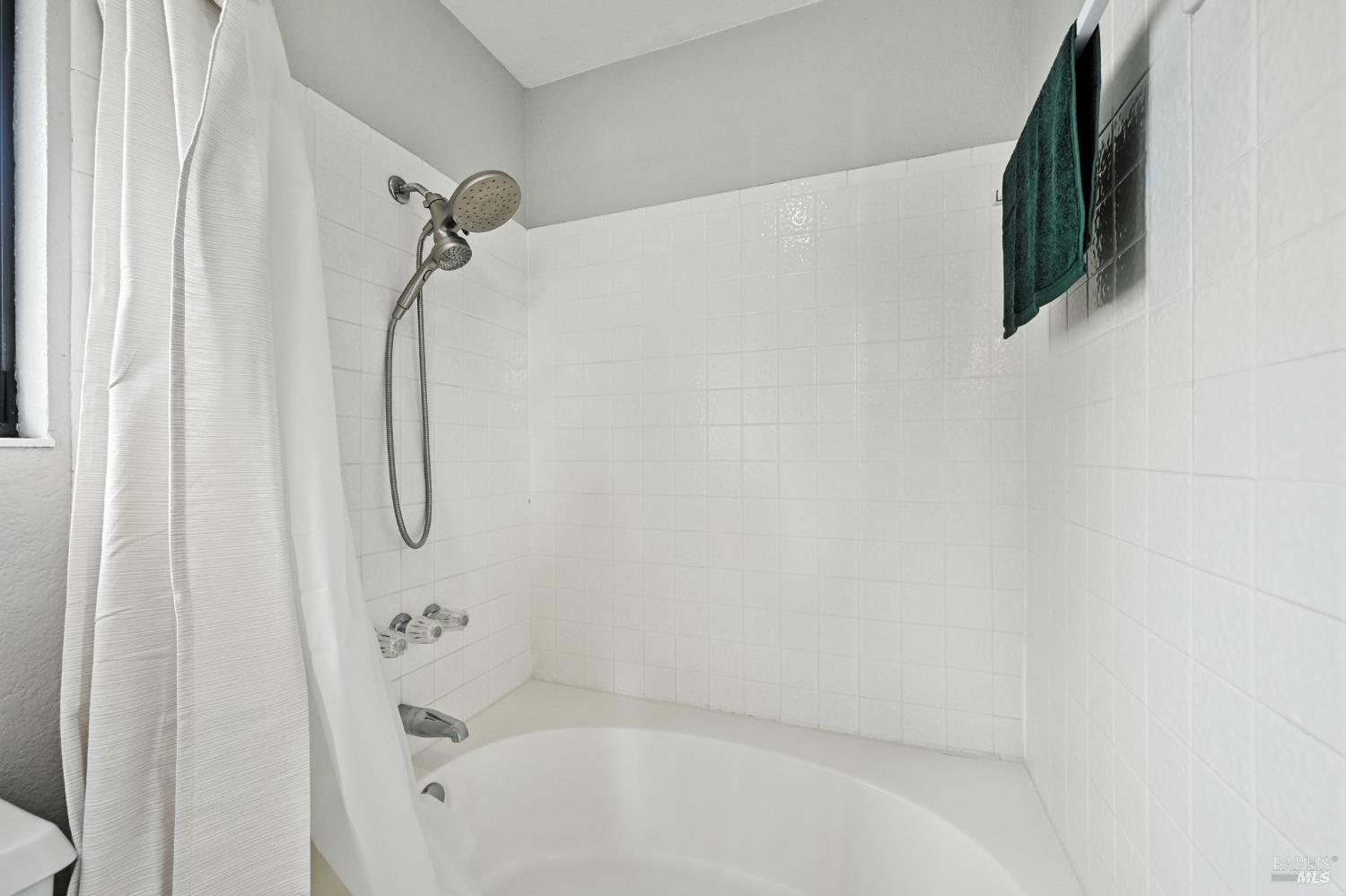 Detail Gallery Image 35 of 54 For 519 Mallory Ave, Windsor,  CA 95492 - 4 Beds | 2/1 Baths