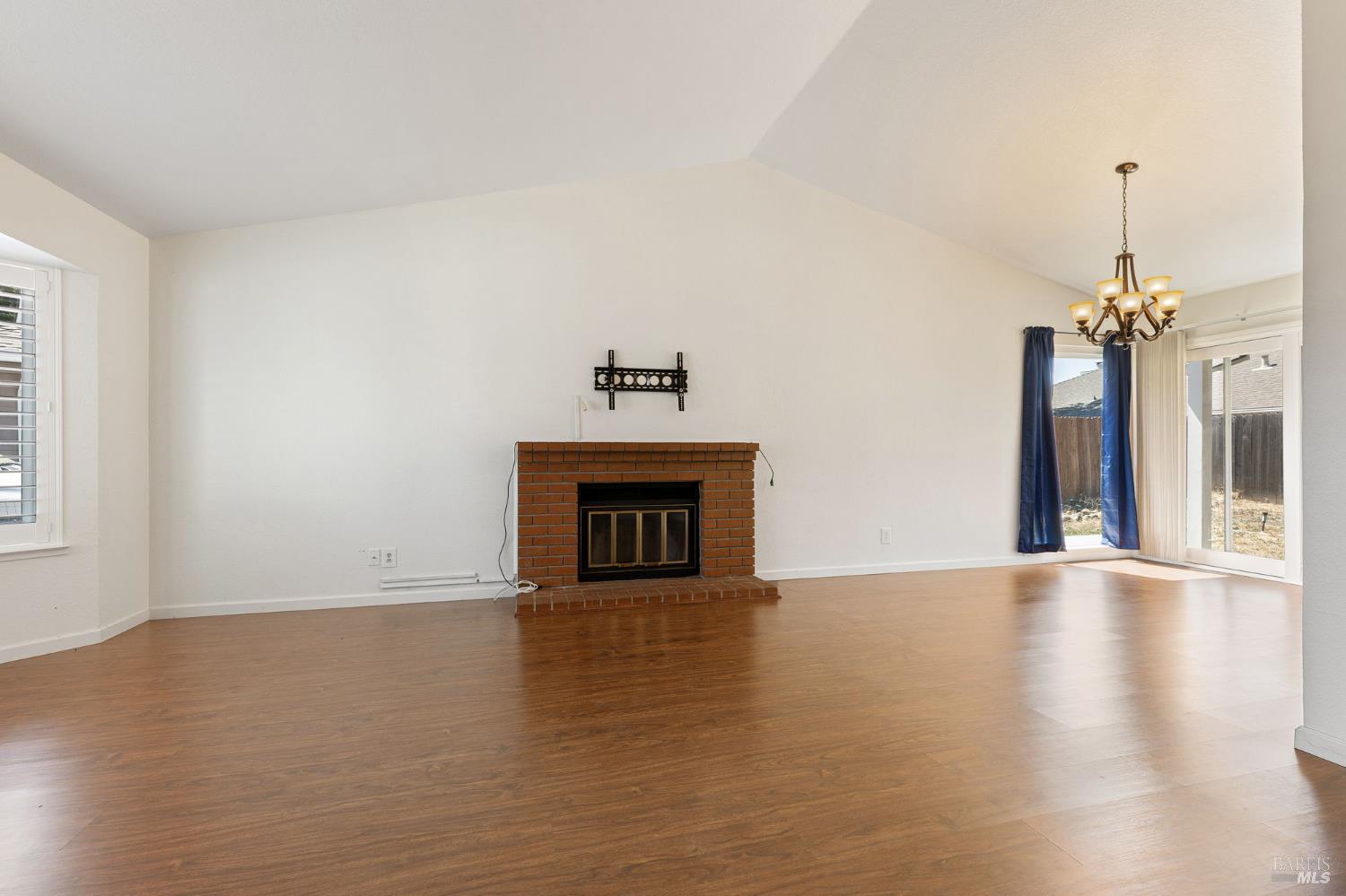 Detail Gallery Image 6 of 28 For 406 April Ct, Vacaville,  CA 95687 - 3 Beds | 2 Baths