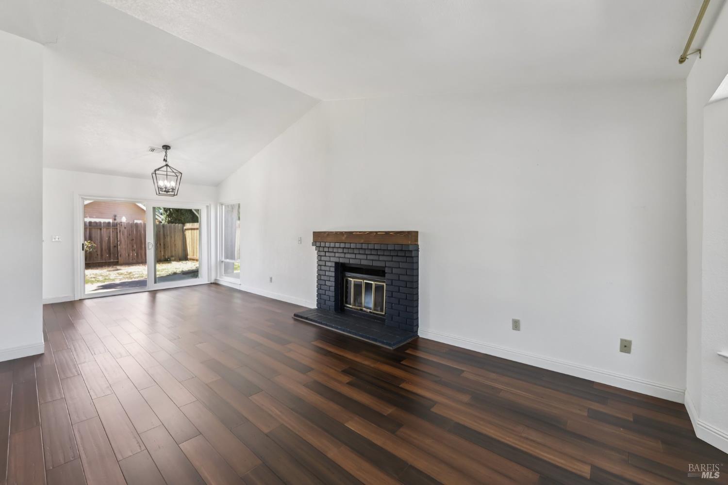 Detail Gallery Image 5 of 32 For 309 Nancy Ln, Vacaville,  CA 95687 - 3 Beds | 2 Baths