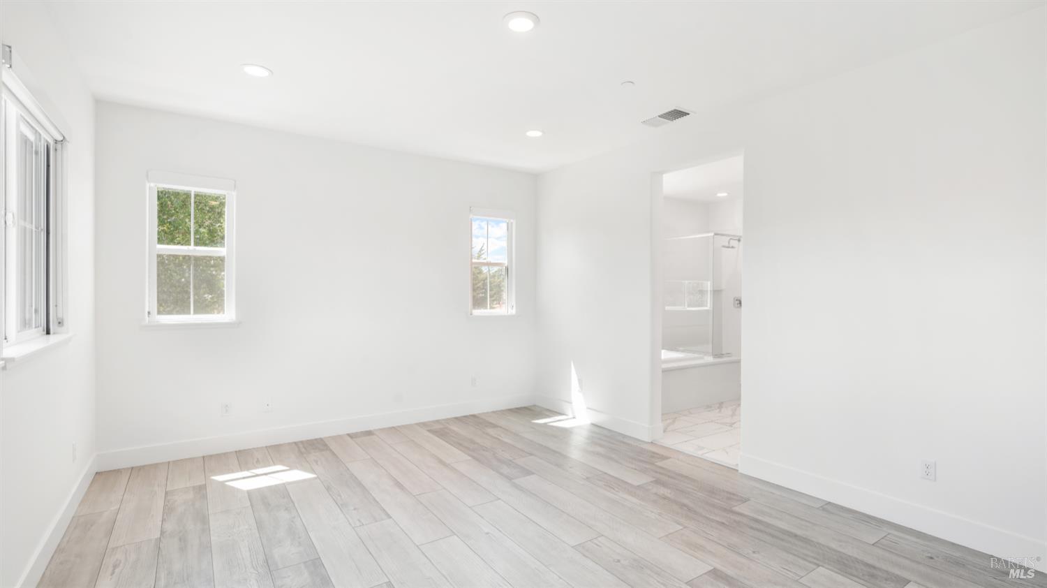 Detail Gallery Image 34 of 81 For 1421 Oak Cir, Rohnert Park,  CA 94928 - 4 Beds | 3/1 Baths