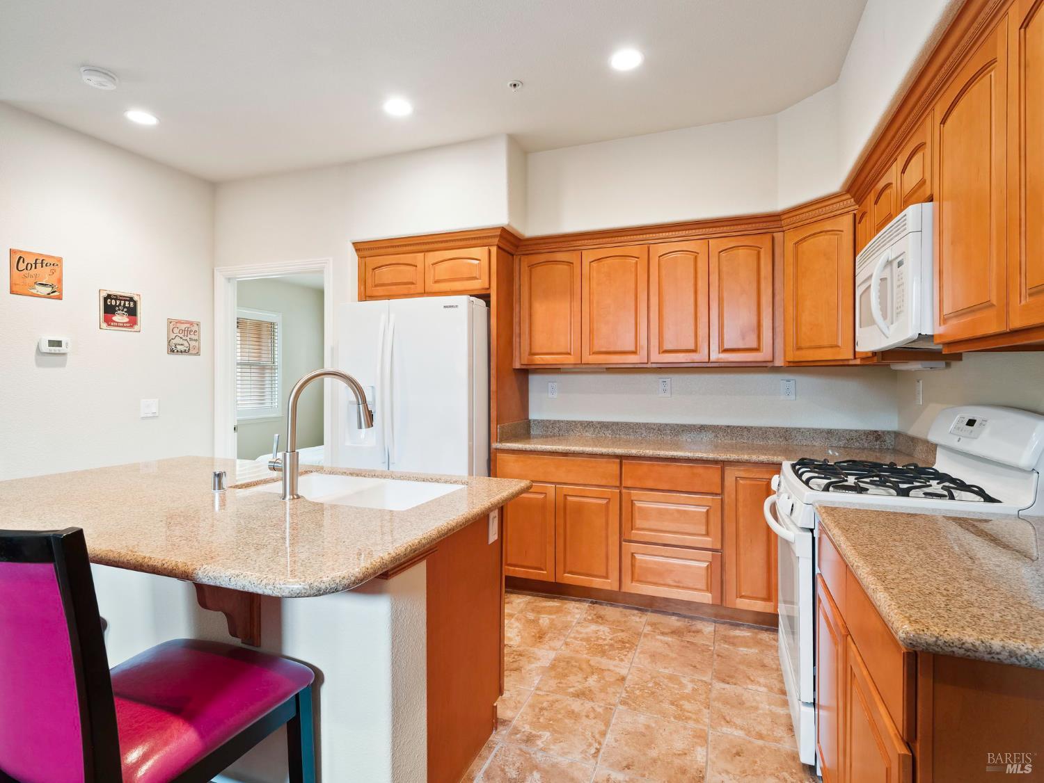 Detail Gallery Image 1 of 28 For 165 Stonegate Cir #E,  Cloverdale,  CA 95425 - 2 Beds | 2 Baths