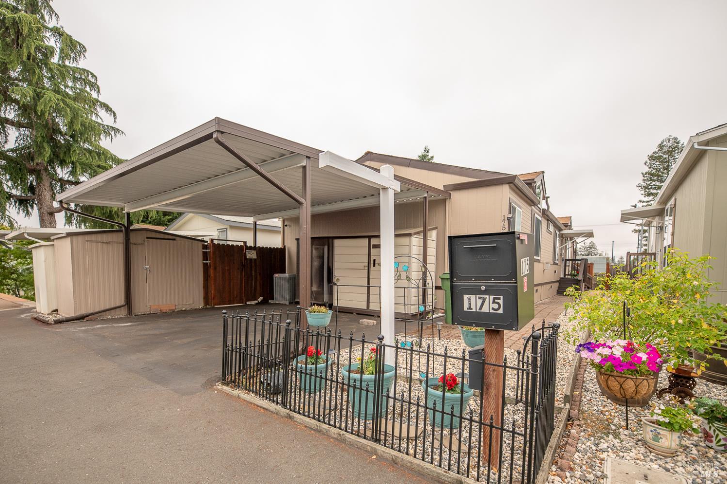 Detail Gallery Image 2 of 22 For 175 Walnut Cir, Rohnert Park,  CA 94928 - 2 Beds | 2 Baths