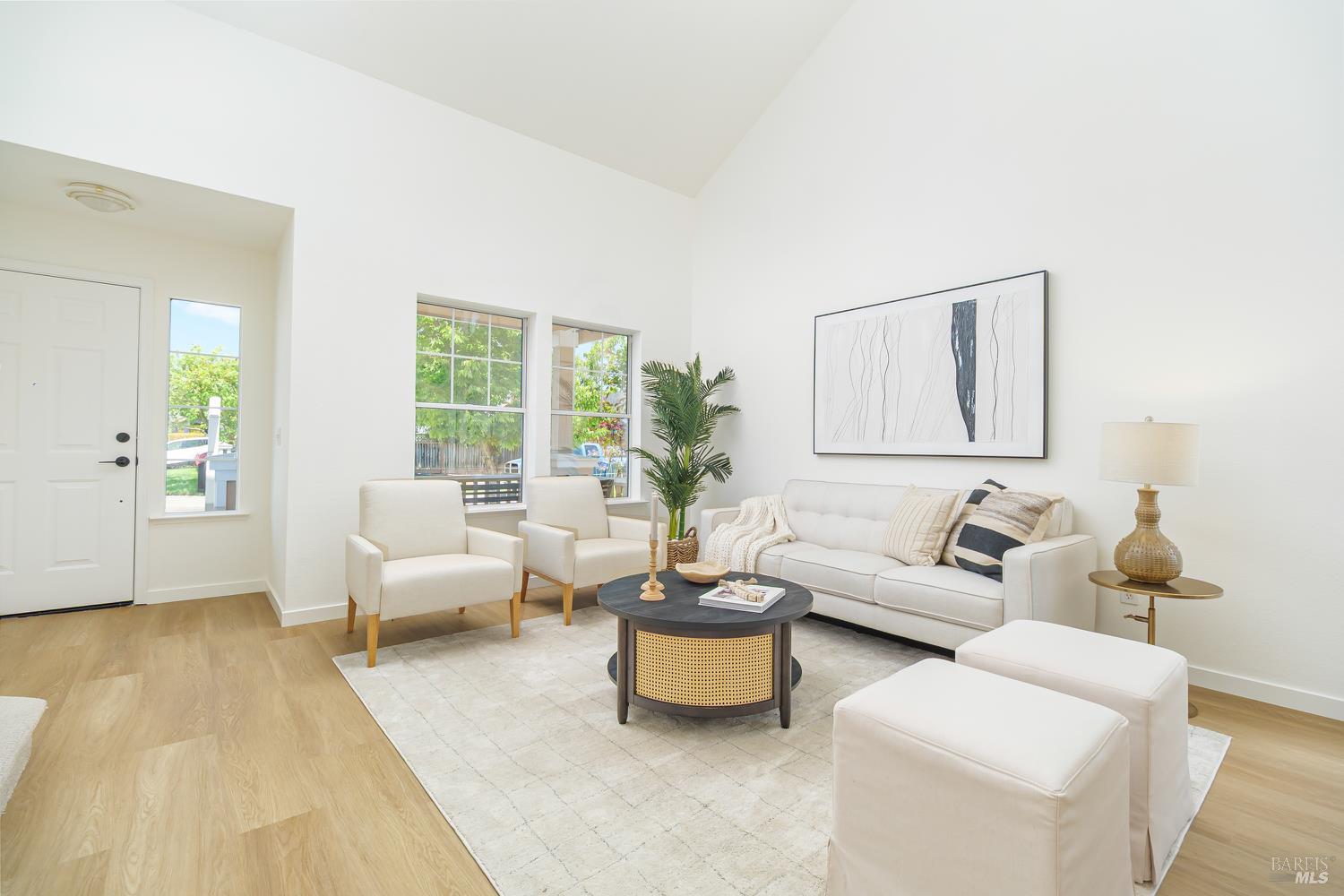 Detail Gallery Image 3 of 48 For 717 Weymouth St, Petaluma,  CA 94954 - 3 Beds | 2/1 Baths
