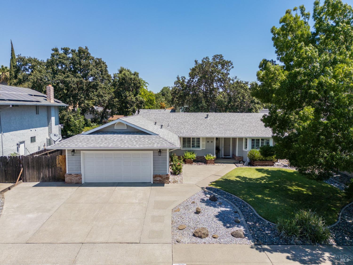 Detail Gallery Image 2 of 43 For 185 Salinas Dr, Vacaville,  CA 95688 - 3 Beds | 2 Baths