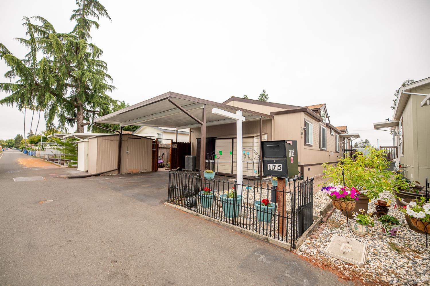 Detail Gallery Image 3 of 22 For 175 Walnut Cir, Rohnert Park,  CA 94928 - 2 Beds | 2 Baths