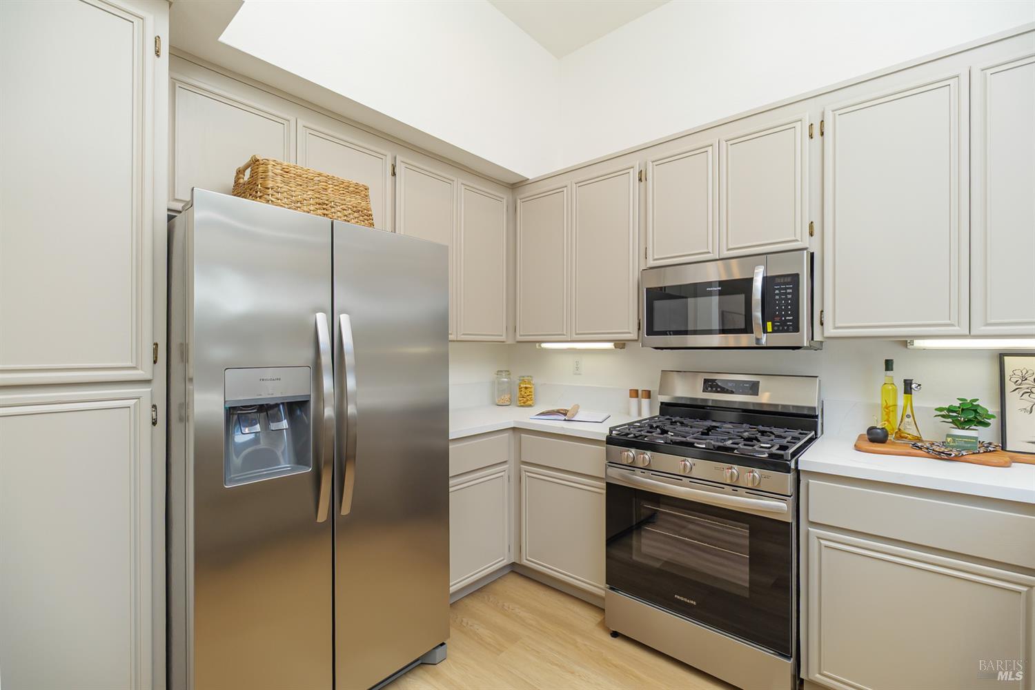 Detail Gallery Image 18 of 48 For 717 Weymouth St, Petaluma,  CA 94954 - 3 Beds | 2/1 Baths