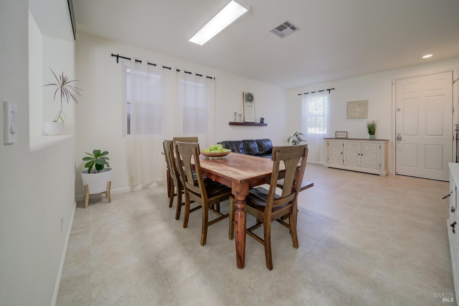 Detail Gallery Image 8 of 52 For 578 Tawny Lake Pl, Fairfield,  CA 94534 - 4 Beds | 2/1 Baths