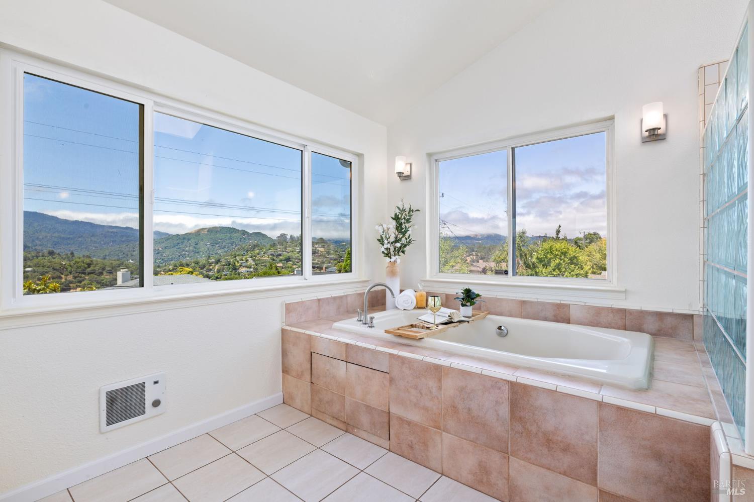 Detail Gallery Image 31 of 75 For 34 Crestwood Dr, San Rafael,  CA 94901 - 4 Beds | 3 Baths