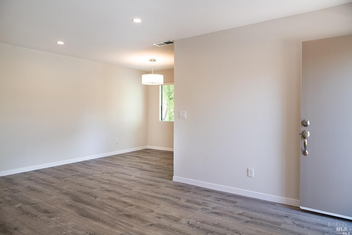 Detail Gallery Image 6 of 28 For 65 Wharf Cir, San Rafael,  CA 94903 - 2 Beds | 1 Baths