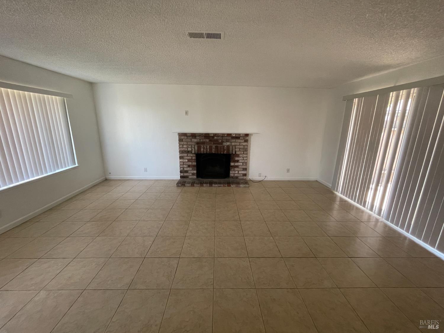 Detail Gallery Image 6 of 12 For 701 Pope Dr, Vallejo,  CA 94591 - 3 Beds | 2 Baths