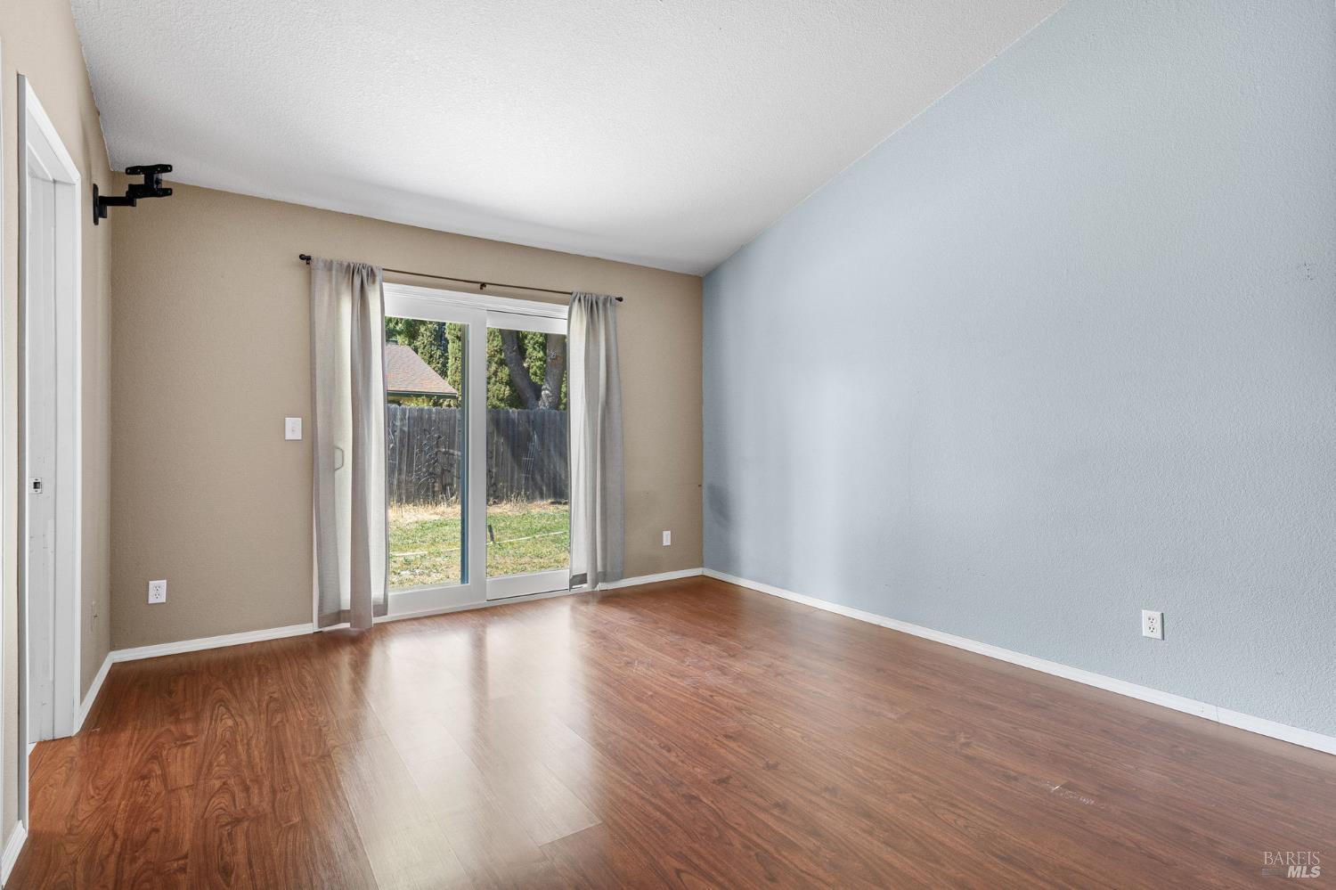 Detail Gallery Image 17 of 28 For 406 April Ct, Vacaville,  CA 95687 - 3 Beds | 2 Baths