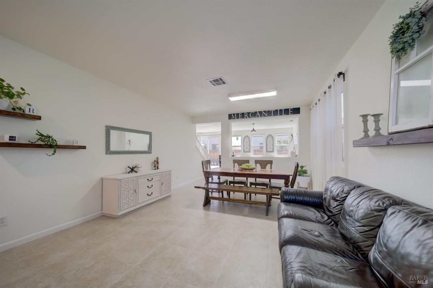 Detail Gallery Image 6 of 52 For 578 Tawny Lake Pl, Fairfield,  CA 94534 - 4 Beds | 2/1 Baths