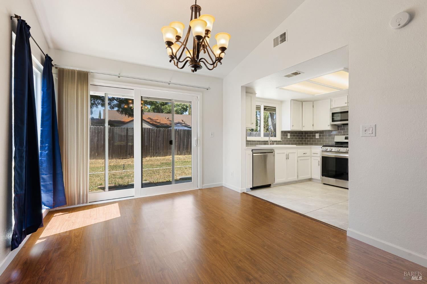 Detail Gallery Image 9 of 28 For 406 April Ct, Vacaville,  CA 95687 - 3 Beds | 2 Baths