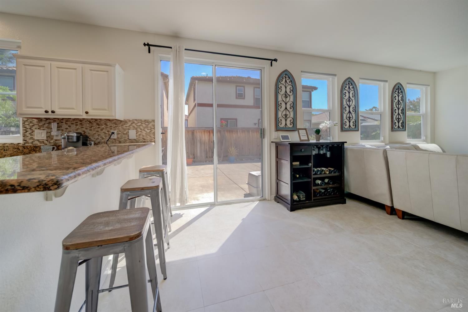 Detail Gallery Image 14 of 52 For 578 Tawny Lake Pl, Fairfield,  CA 94534 - 4 Beds | 2/1 Baths