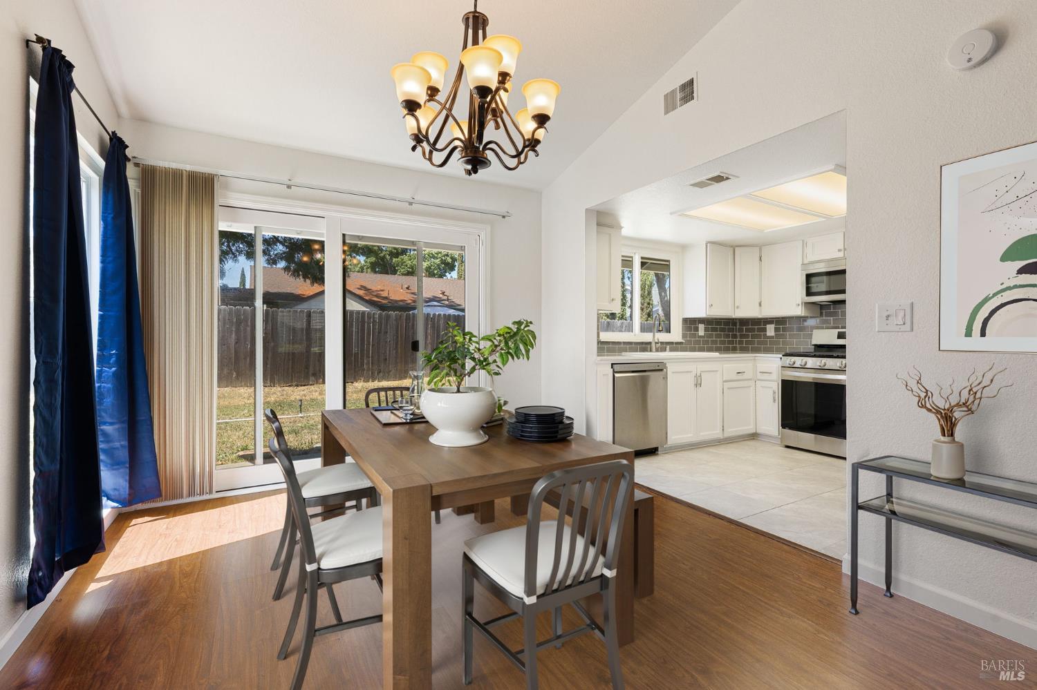 Detail Gallery Image 8 of 28 For 406 April Ct, Vacaville,  CA 95687 - 3 Beds | 2 Baths