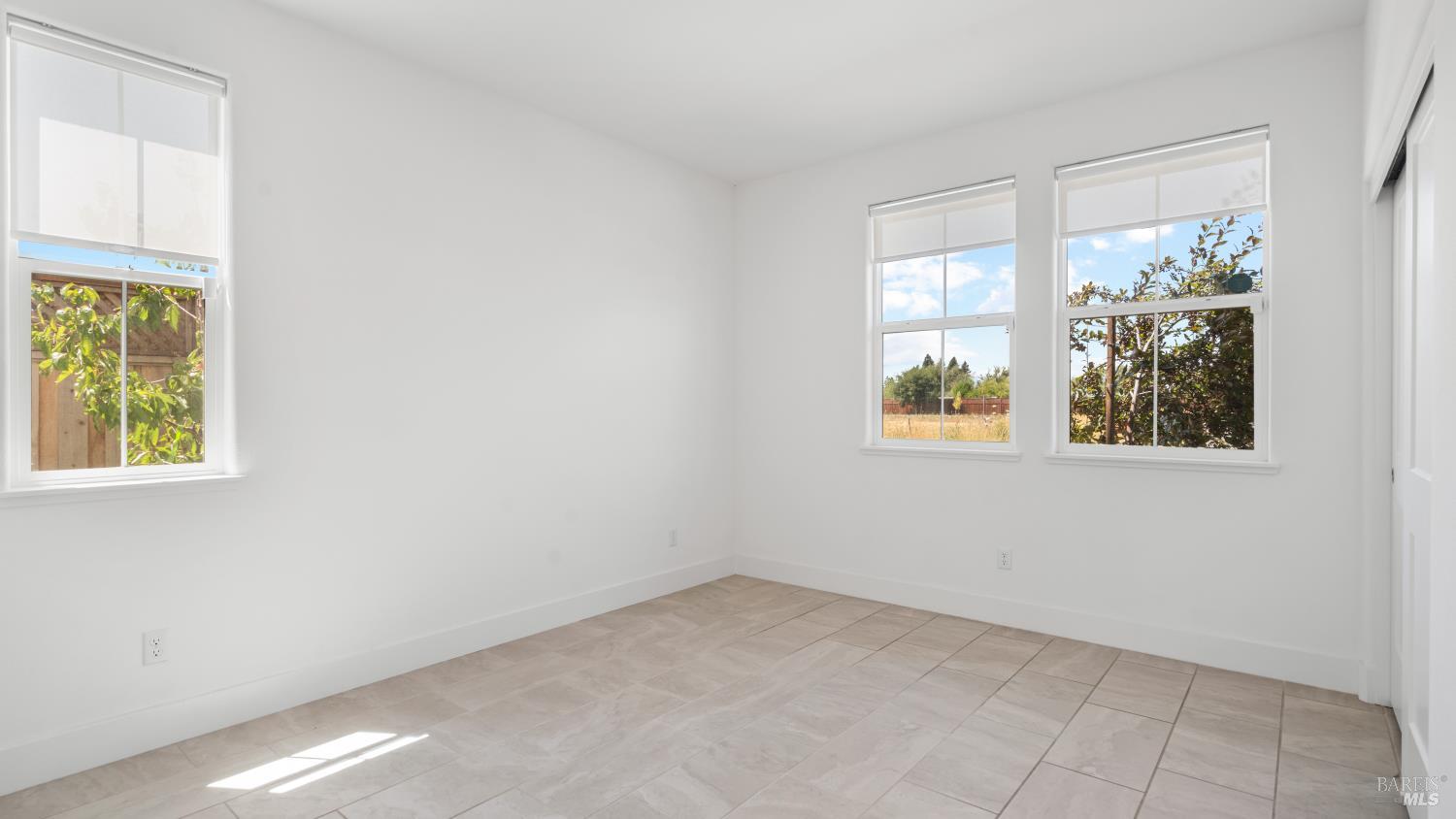Detail Gallery Image 19 of 81 For 1421 Oak Cir, Rohnert Park,  CA 94928 - 4 Beds | 3/1 Baths