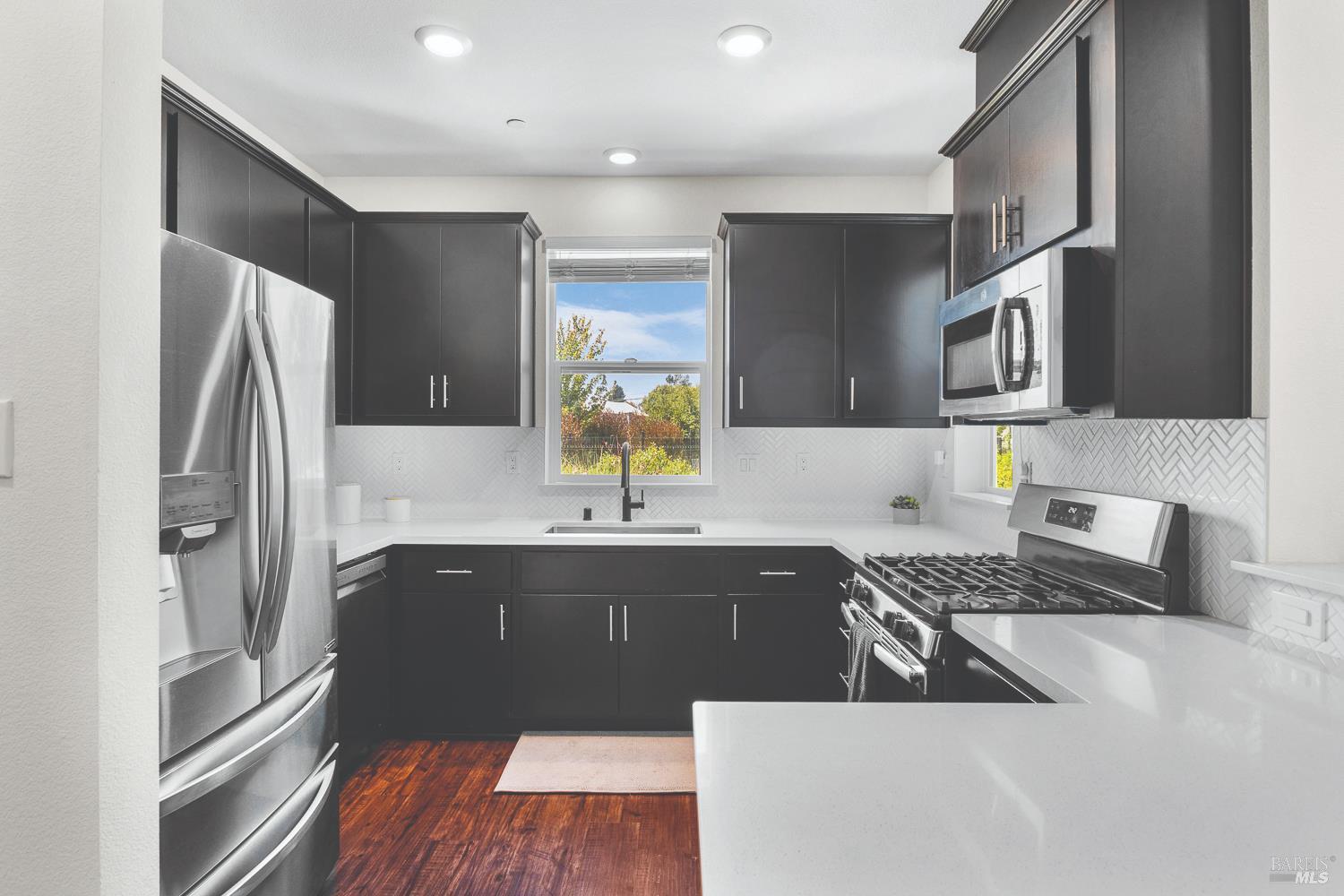 Detail Gallery Image 3 of 23 For 521 Deep Rose Pl, Santa Rosa,  CA 95407 - 4 Beds | 2/1 Baths