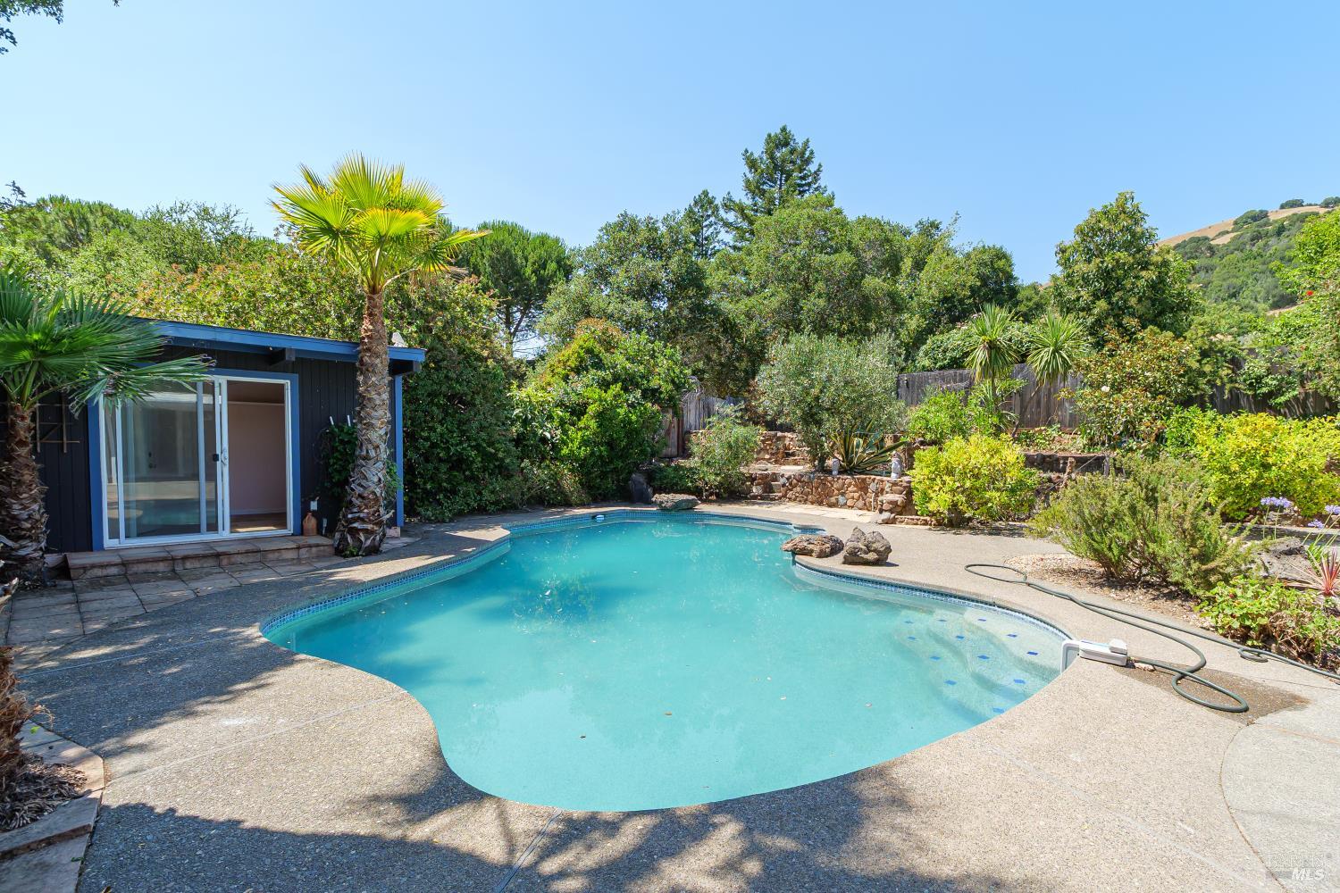 Detail Gallery Image 30 of 32 For 2077 Huckleberry Rd, San Rafael,  CA 94903 - 5 Beds | 2 Baths