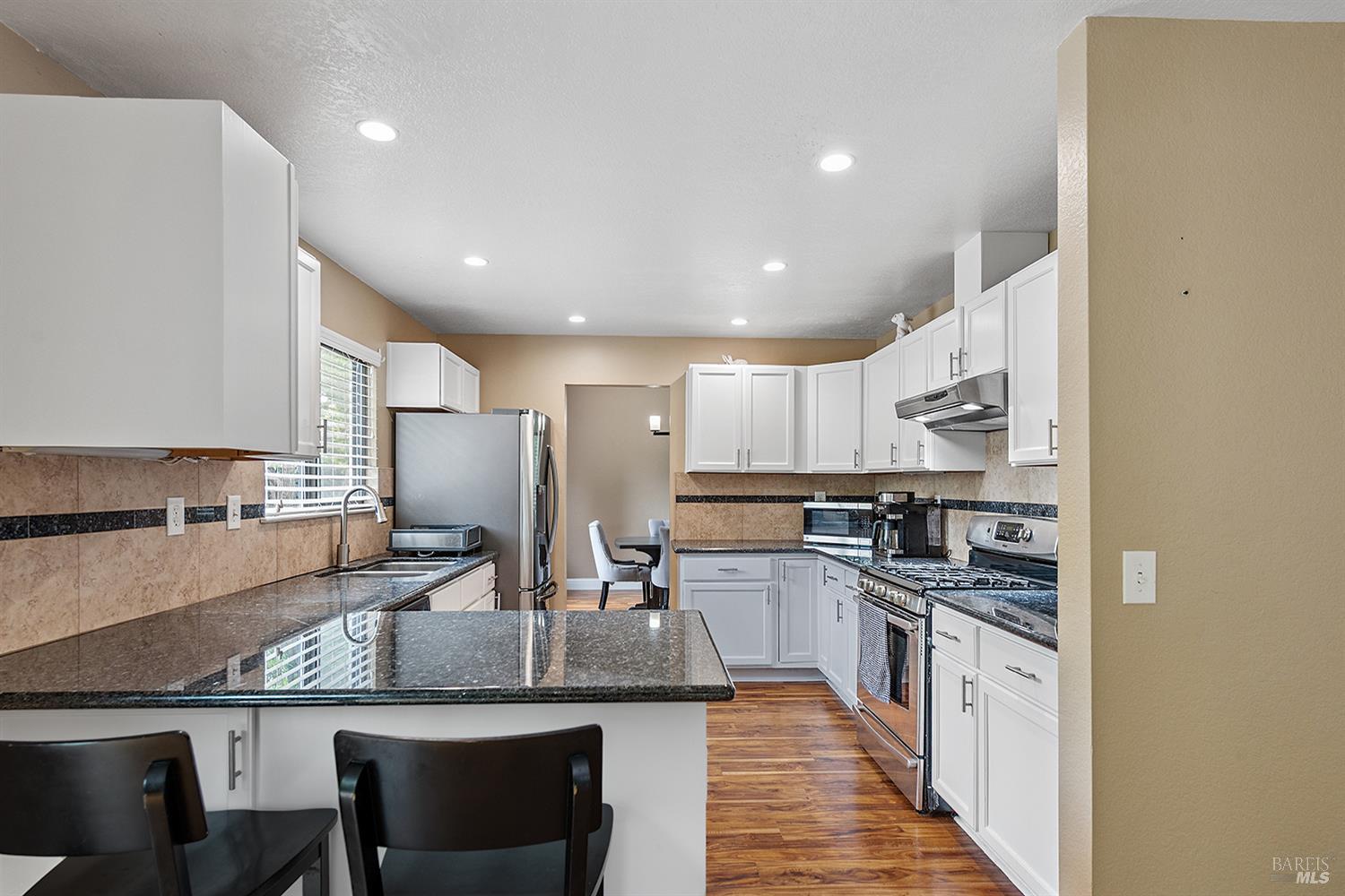 Detail Gallery Image 13 of 40 For 1180 Wieling Way, Petaluma,  CA 94954 - 3 Beds | 2/1 Baths