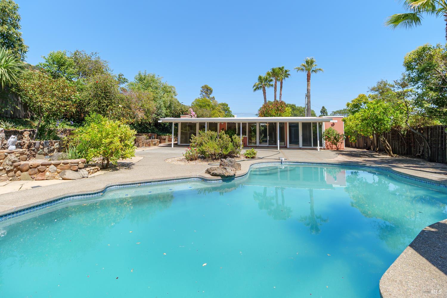 Detail Gallery Image 28 of 32 For 2077 Huckleberry Rd, San Rafael,  CA 94903 - 5 Beds | 2 Baths