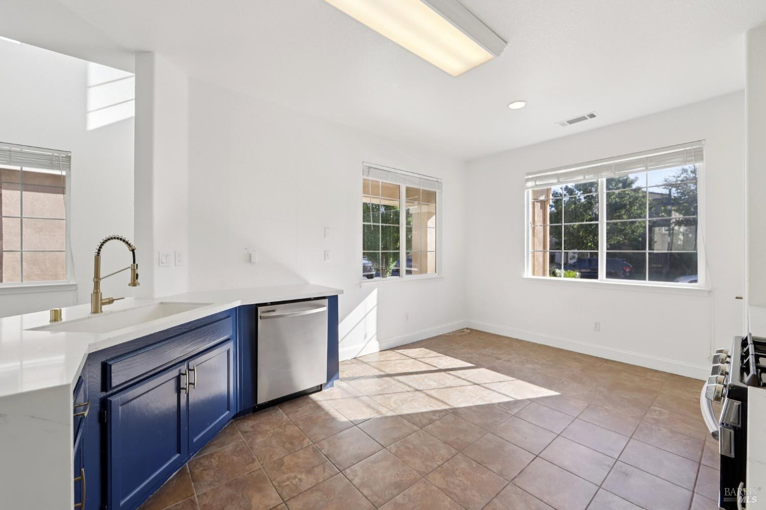 Detail Gallery Image 11 of 33 For 1888 Leaning Oak Dr, Fairfield,  CA 94534 - 3 Beds | 2/1 Baths