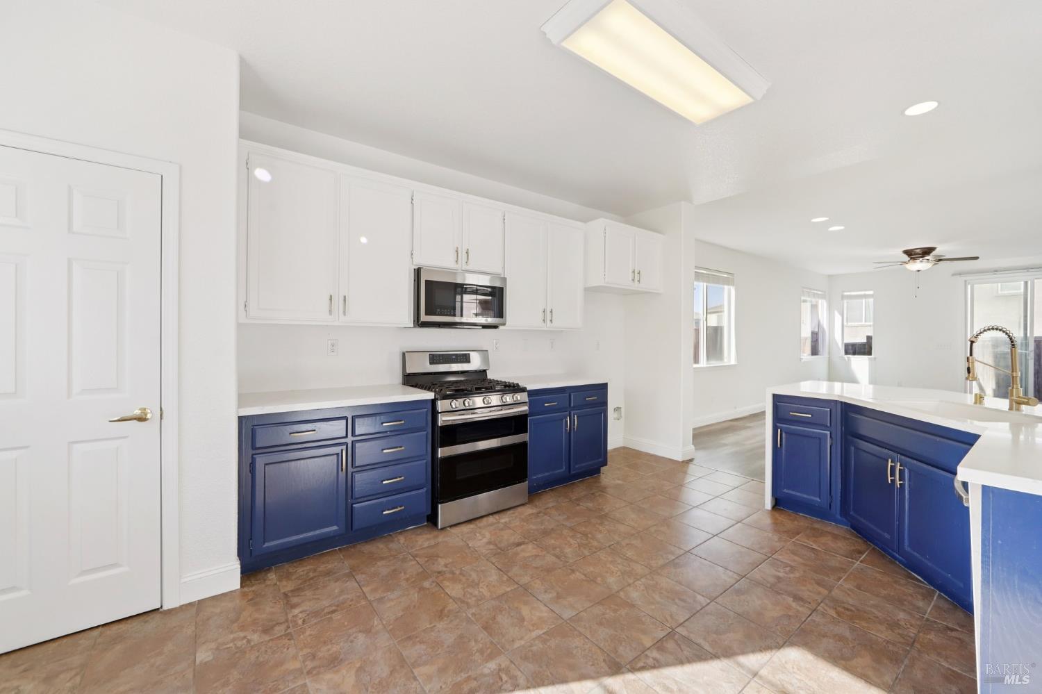 Detail Gallery Image 8 of 33 For 1888 Leaning Oak Dr, Fairfield,  CA 94534 - 3 Beds | 2/1 Baths