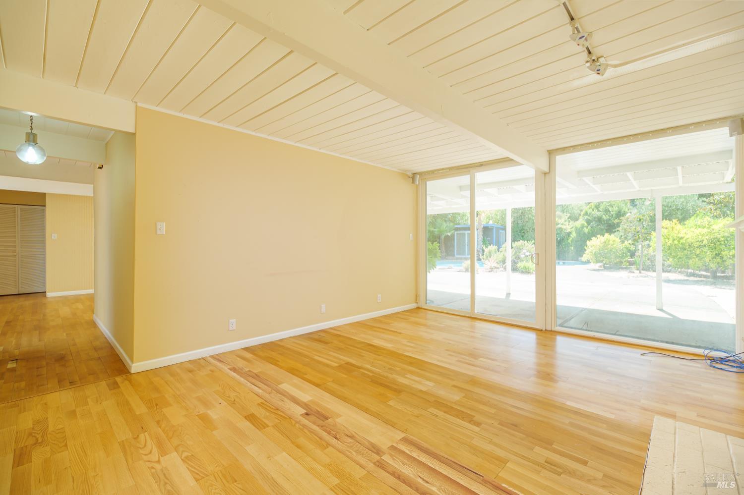 Detail Gallery Image 9 of 32 For 2077 Huckleberry Rd, San Rafael,  CA 94903 - 5 Beds | 2 Baths