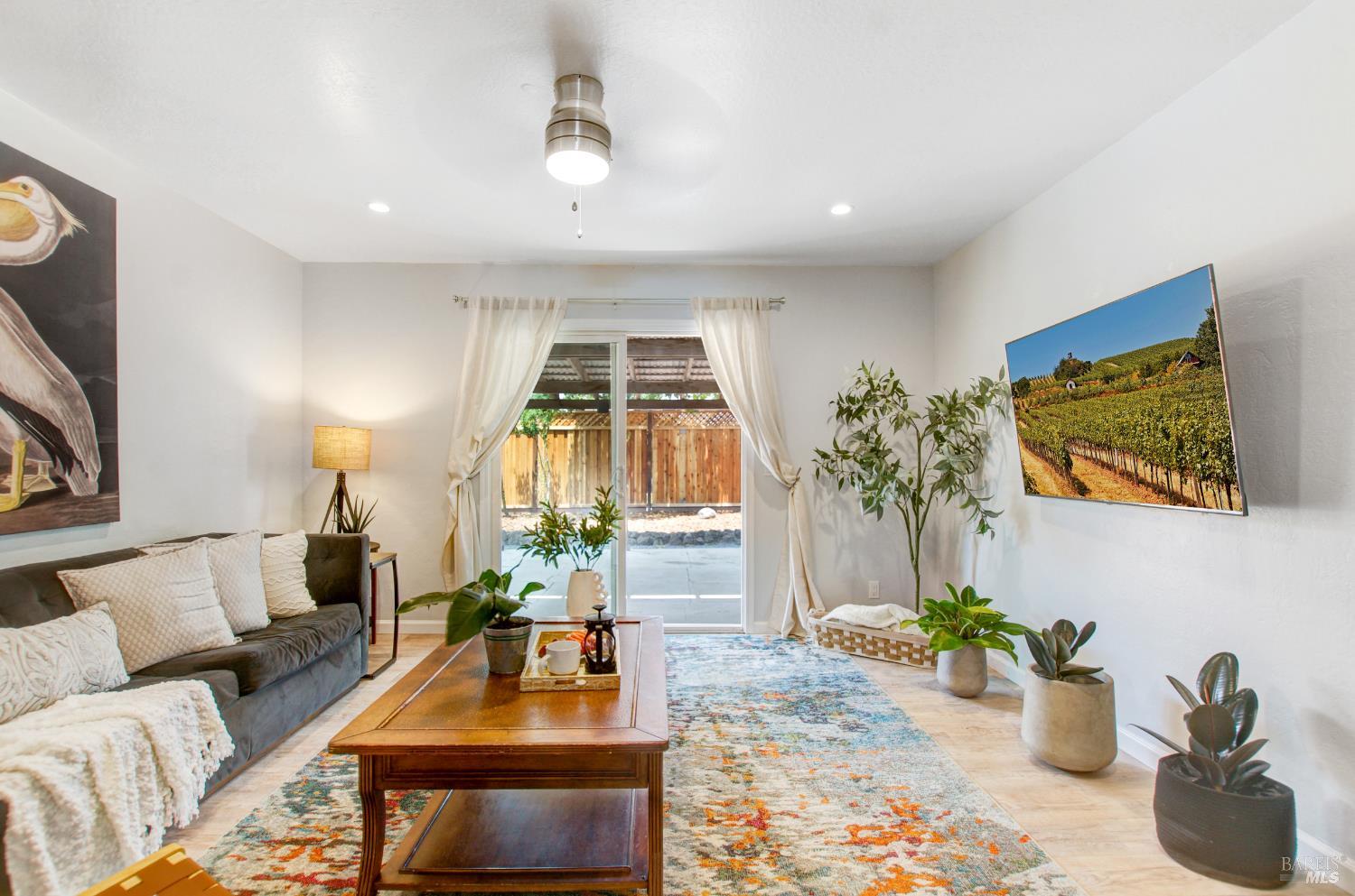 Detail Gallery Image 3 of 36 For 2721 Comanche St, Santa Rosa,  CA 95403 - 3 Beds | 2 Baths