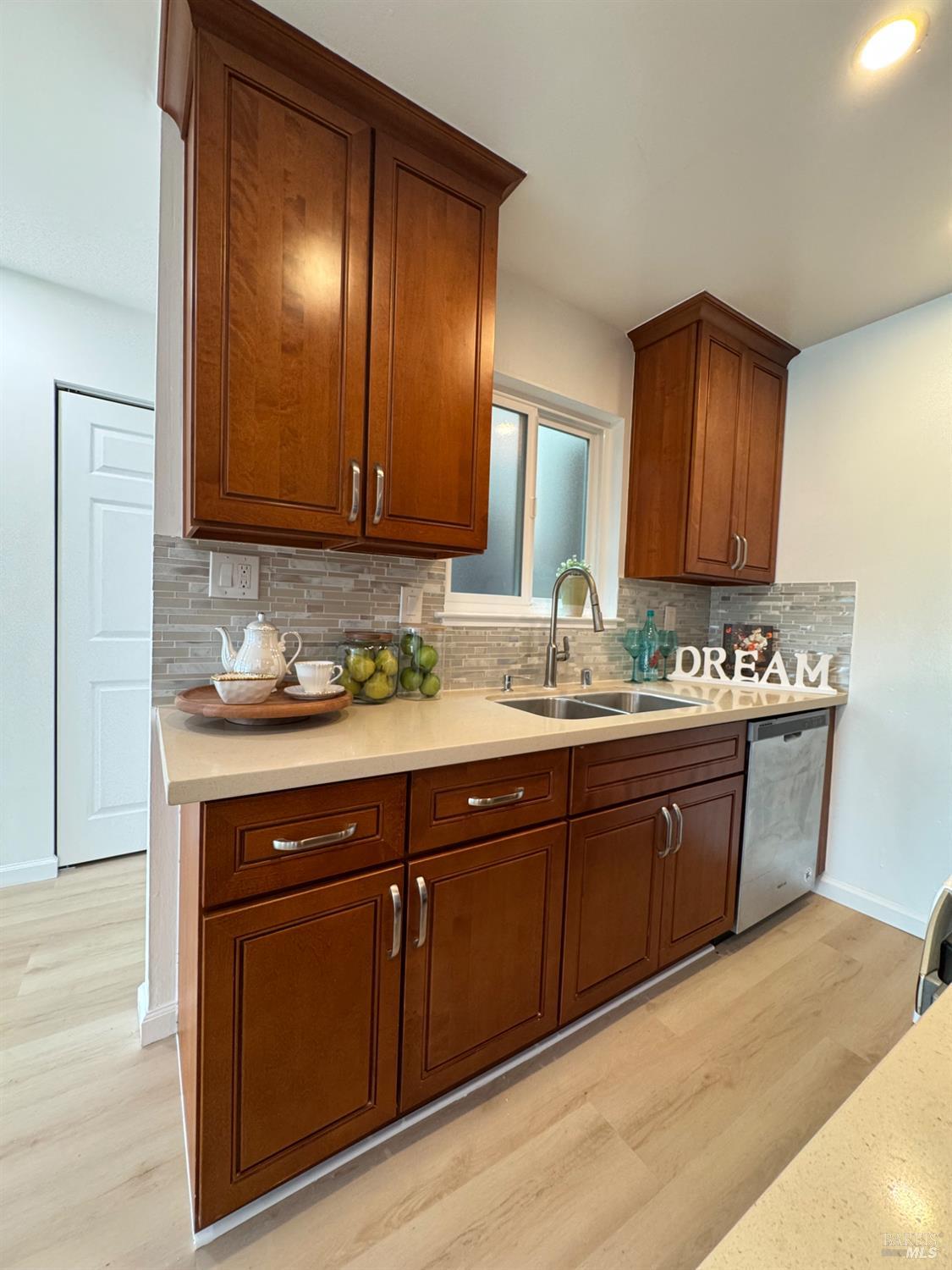 Detail Gallery Image 3 of 17 For 14 Fairfax St, San Rafael,  CA 94901 - 2 Beds | 1/1 Baths