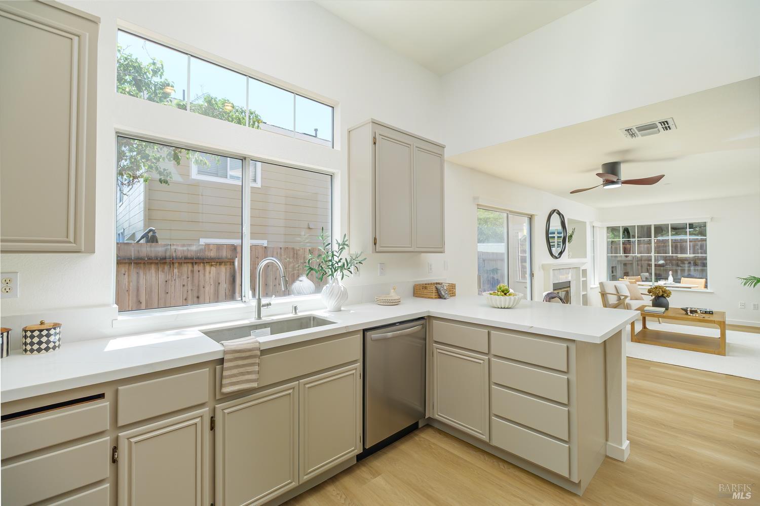 Detail Gallery Image 17 of 48 For 717 Weymouth St, Petaluma,  CA 94954 - 3 Beds | 2/1 Baths