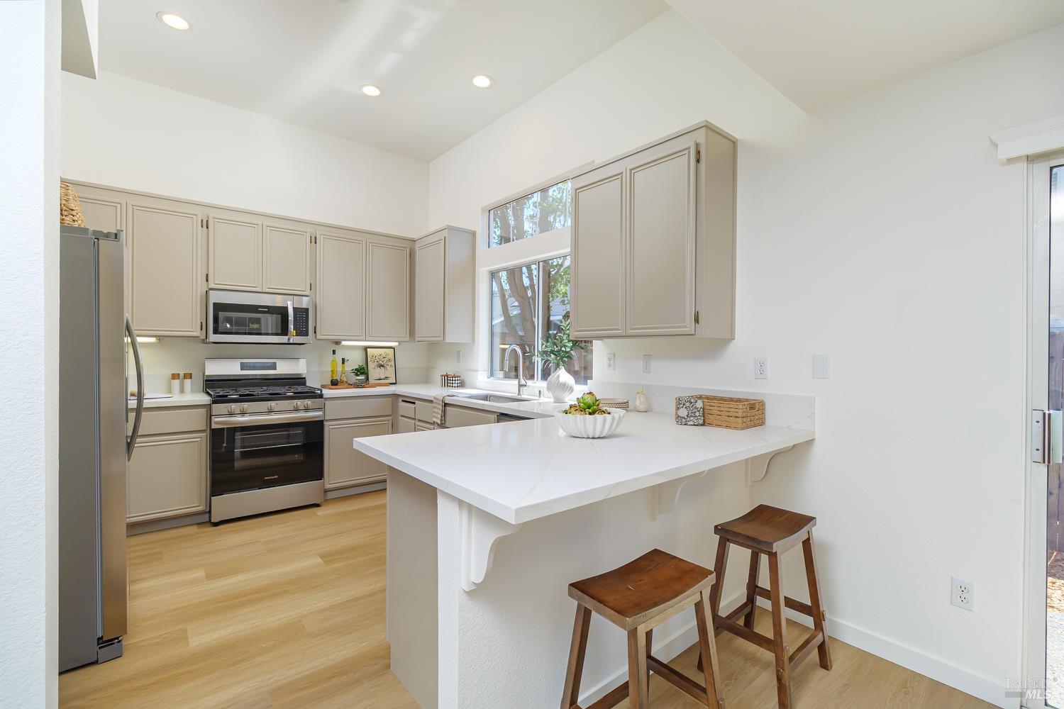 Detail Gallery Image 7 of 48 For 717 Weymouth St, Petaluma,  CA 94954 - 3 Beds | 2/1 Baths
