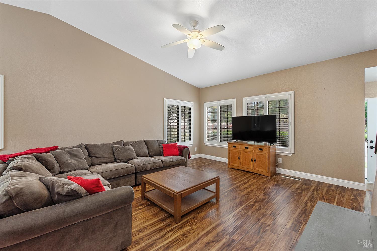 Detail Gallery Image 7 of 40 For 1180 Wieling Way, Petaluma,  CA 94954 - 3 Beds | 2/1 Baths