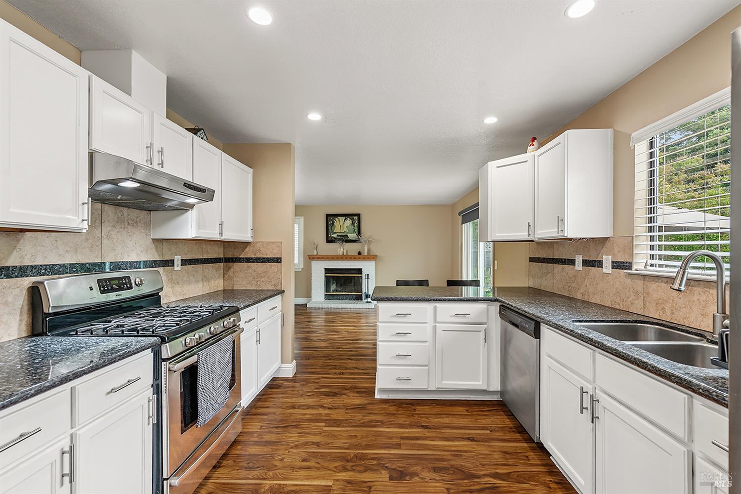 Detail Gallery Image 12 of 40 For 1180 Wieling Way, Petaluma,  CA 94954 - 3 Beds | 2/1 Baths